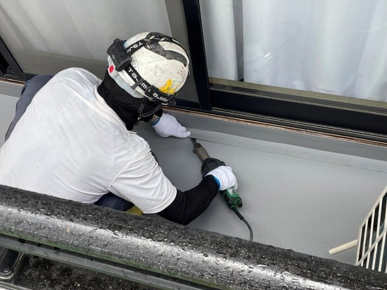 壁際の防水シートも丁寧に施工していきます